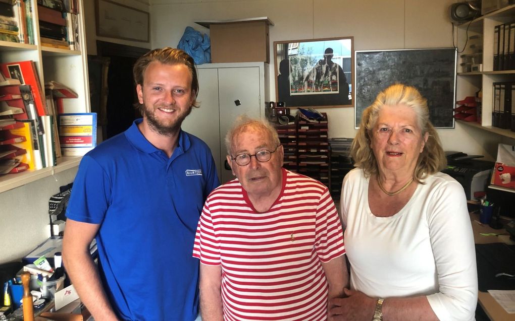 Wijkverpleegkundige Fedor de Klerck (l.) thuis bij Gerard en Anna de Graaff in Rotterdam.  Beeld RD