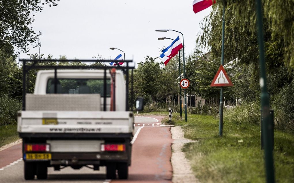 Overheden verwijderen een deel van de omgekeerde vlaggen aan gemeentelijke eigendommen of tolereren ze voorlopig. beeld ANP, Remko de Waal