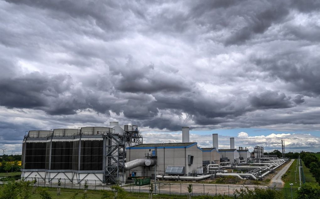 Donkere wolken pakken zich samen boven het compressorstation in Mallnow nabij de Duits-Poolse grens. beeld EPA, Filip Singer