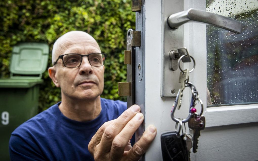 Medewerker van inbraakpreventiebedrijf vervangt sloten. beeld ANP, Vincent Jannink