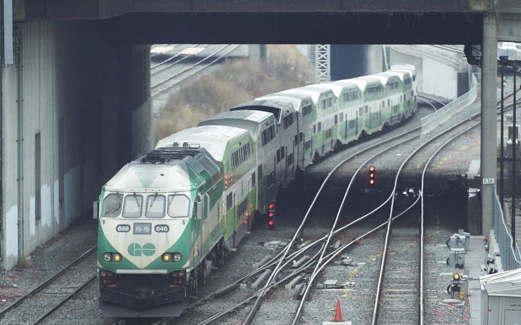 Een forensentrein vertrekt uit het centrum van Toronto, beeld AFP, Geoff Robins