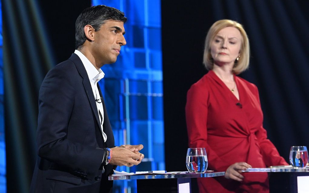 Rishi Sunak en Liz Truss (r.). beeld EPA, JONATHAN HORDLE