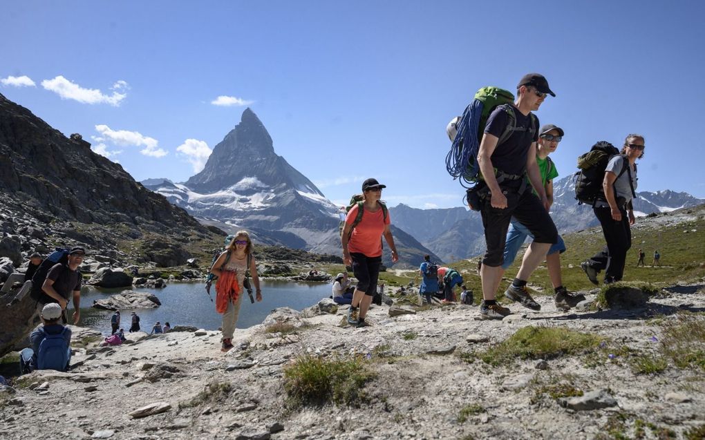 Wandelaars met op de achtergrond de Matterhorn. beeld AFP, Fabrice Coffrini