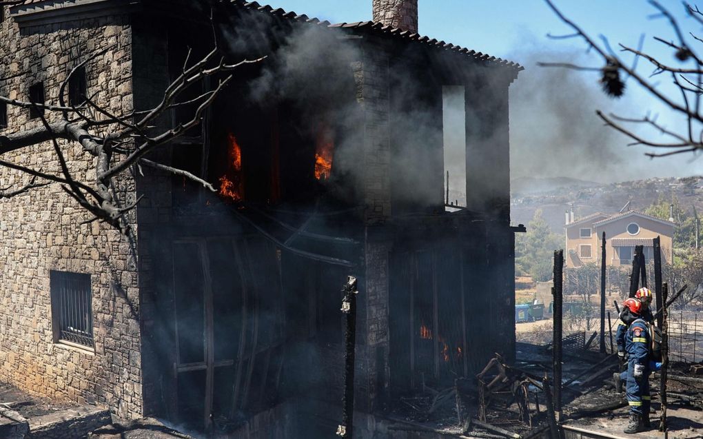 Brandend huis in Pikermi, ten noorden van Athene, woensdag. beeld AFP, Aris Oikonomou