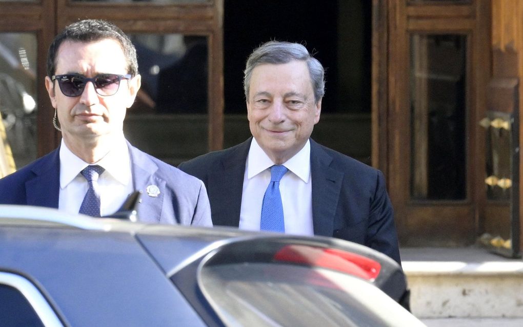 De Italiaanse premier, Mario Draghi, verlaat zijn huis in Rome, Italië. beeld EPA, Claudio Peri