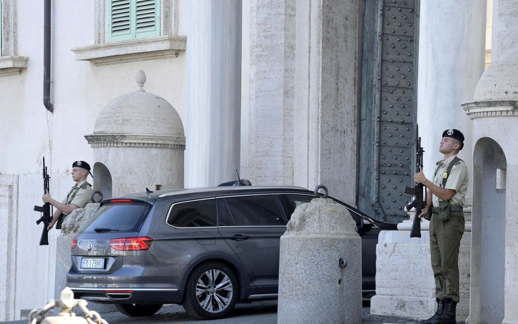 De Italiaanse premier Mario Draghi arriveert donderdagmorgen in het presidentieel paleis om zijn ontslag in te dienen. beeld EPA, Claudio Peri