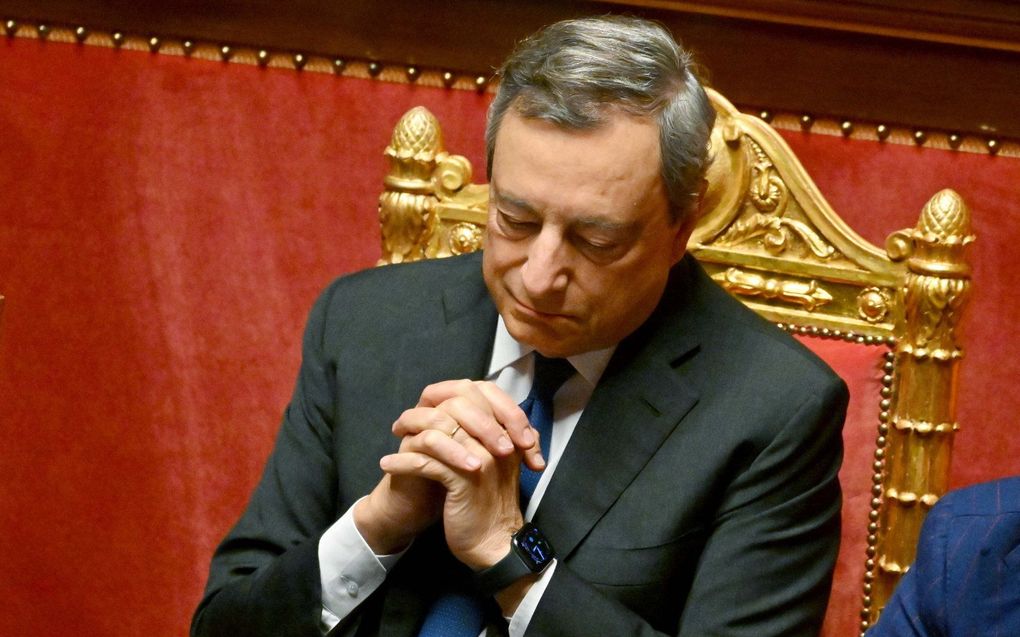 Mario Draghi woensdag tijdens het urenlange debat over de positie van zijn regering in de Italiaanse Senaat. beeld AFP, Andreas Solaro