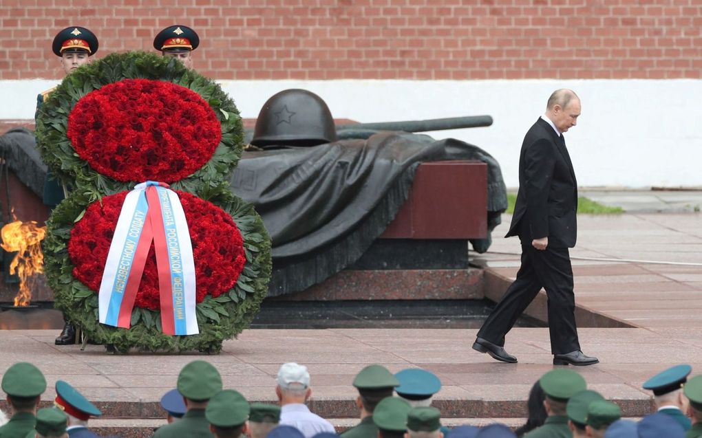 De Russische president Vladimir Poetinc legde 22 juni een krans bij het Graf van de Onbekende Soldaat in Moskou. beeld EPA, Maxim Sjipenkov