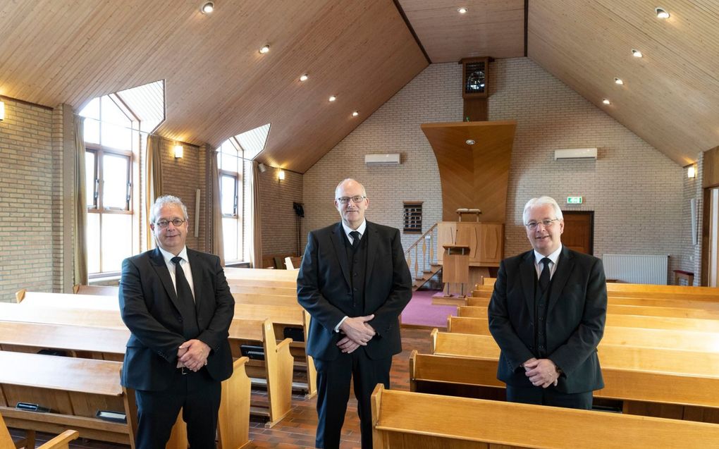 Gereformeerde Gemeente te Aalst. V.l.n.r. koster W. van Horssen, diaken D. van Zijtveld en ouderling G.W. van Horssen. beeld RD, Anton Dommerholt