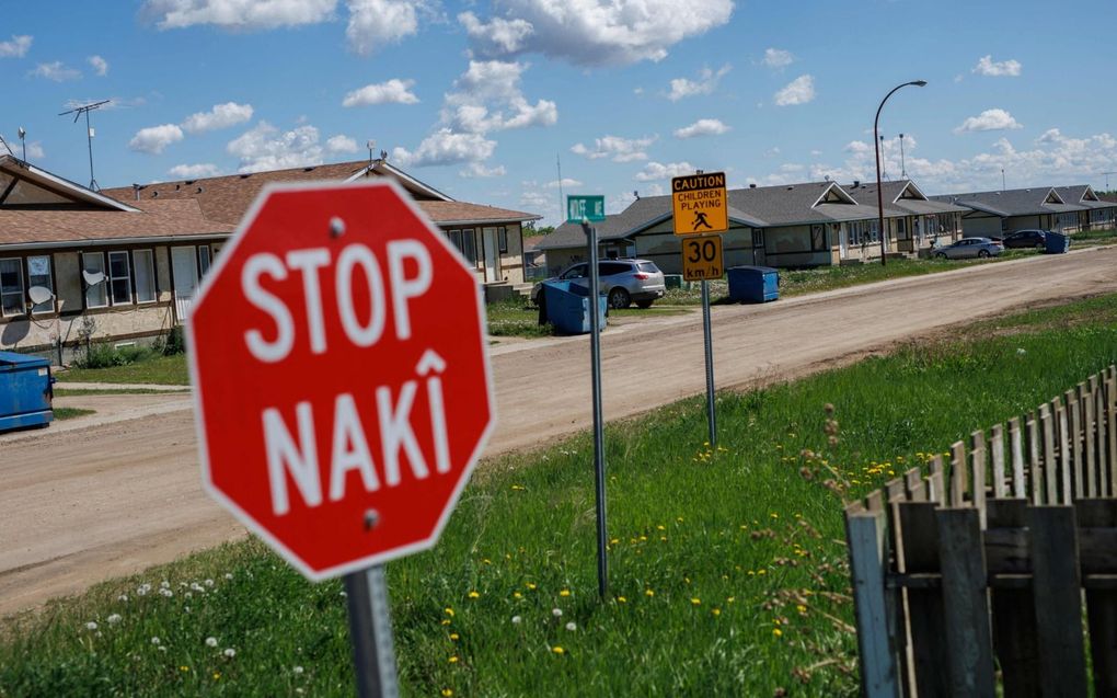 Een stopbord in twee talen –Engels en Cree– in Maskwacis in Canada. Paus Franciscus brengt volgende week een bezoek aan de plaats, waar de Rooms-Katholieke Kerk een kostschool voor inheemse kinderen runde. beeld AFP, Cole Burston