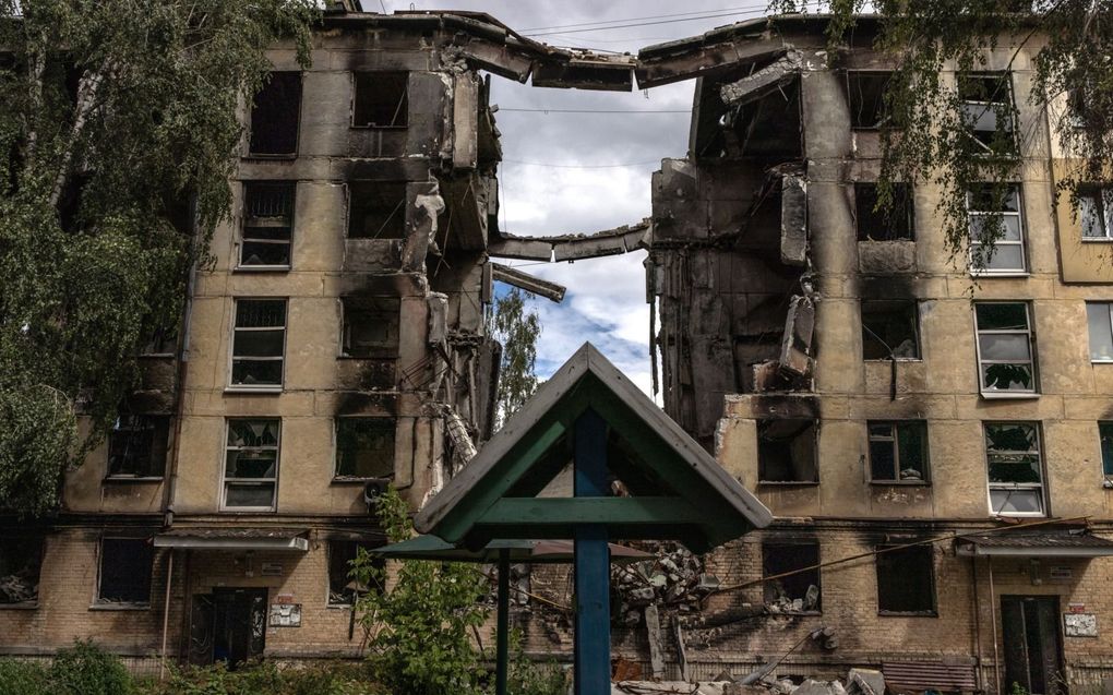 Een door een Russische raket getroffen appartementencomplex in Hostomel, ten noordwesten van Kiev. beeld EPA, Roman Pilipey