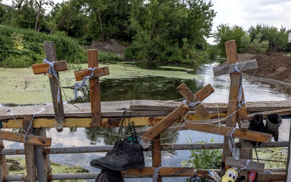 Een geïmproviseerd monument herinnert aan het bloedbad dat Russische militairen aan het begin van de oorlog in de Oekraïense stad Boetsja aanrichtten. beeld EPA, Roman Pilipey