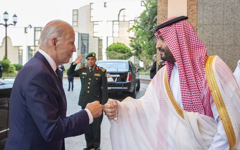 President Joe Biden (l.) met de Saudische kroonprins Mohammed bin Salman bin Abdulazziz al Saud, 15 juli. beeld EPA, Bandar Aljaloud