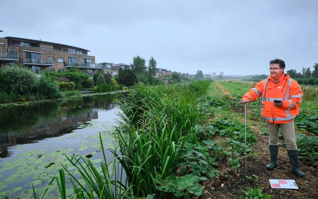 Stefan Loosen inspecteert een kanaaldijk in Nieuwerkerk aan den IJssel. beeld Roel Dijkstra Fotografie, Fred Libochant