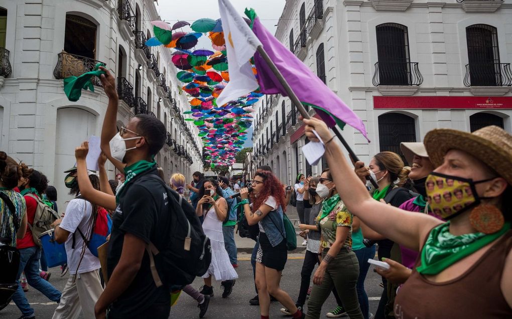 Vrouwen nemen demonstreren om legale abortus te eisen,  in Caracas, Venezuela, 2021. Ongeveer honderd mensen marcheerden in Caracas om de decriminalisering van abortus in Venezuela te eisen en van het parlement te eisen dat het een juridische, culturele en sociale agenda bevordert om over de kwestie te debatteren, op voorstel van een tiental feministische organisaties. Legale abortus is een historische rechtvaardiging van feministische groeperingen in Latijns-Amerika, waar alleen Argentinië, Cuba, Uruguay, Guyana en vier staten van Mexico het decriminaliseerden. beeld EPA, Miguel Gutierrez