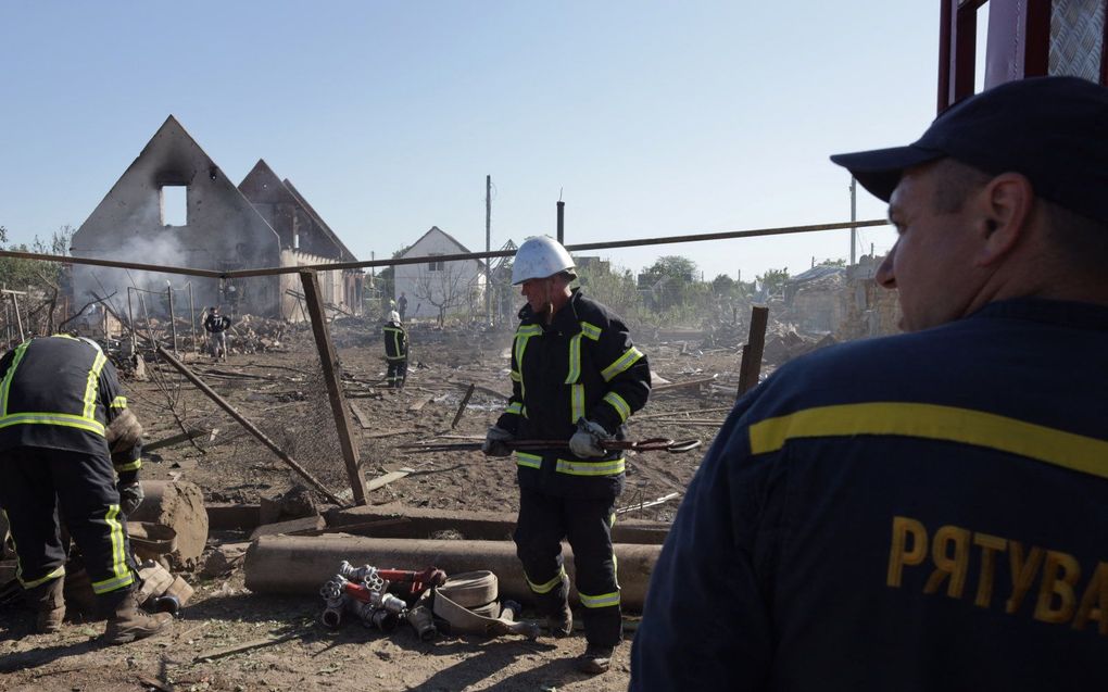 Oekraïense reddingswerkers werken buiten een huis dat is verwoest na een Russische luchtaanval in een dorp in de regio Odessa, eerder deze maand. beeld AFP, Oleksandr Gimanov