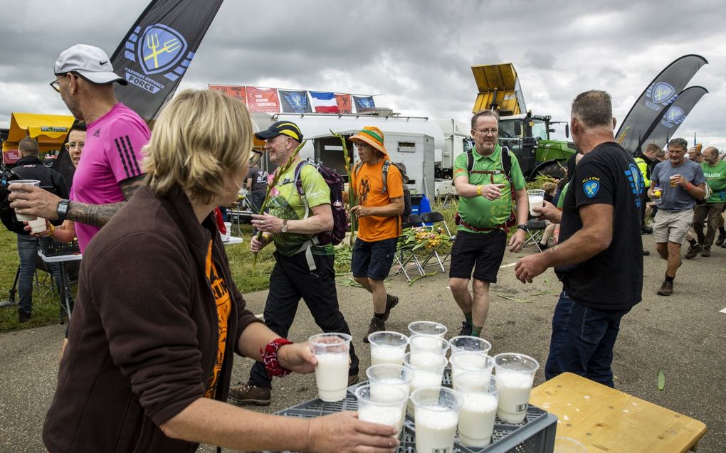 Boeren delen fruit, zuivelproducten en gladiolen uit bij de protestactie langs de route van wandelevenement de Nijmeegse Vierdaagse. beeld ANP, Vincent Jannink