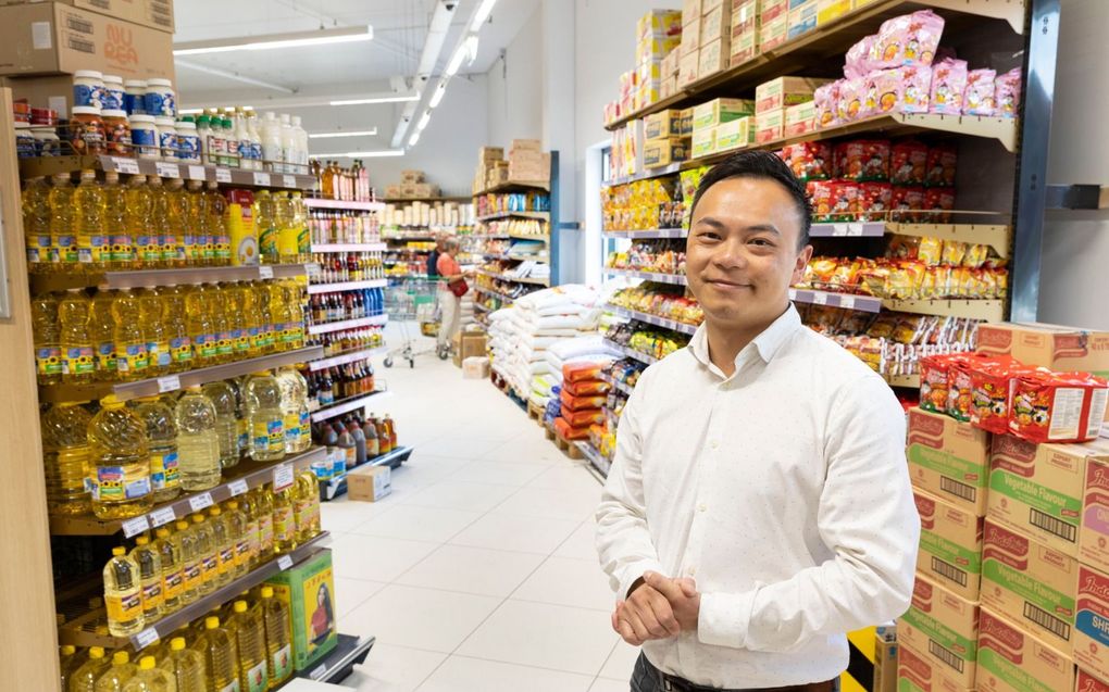 Filiaalmanager David Chan in de Amersfoortse vestiging van de  Aziatische supermarkt Amazing Oriental. beeld RD, Anton Dommerholt