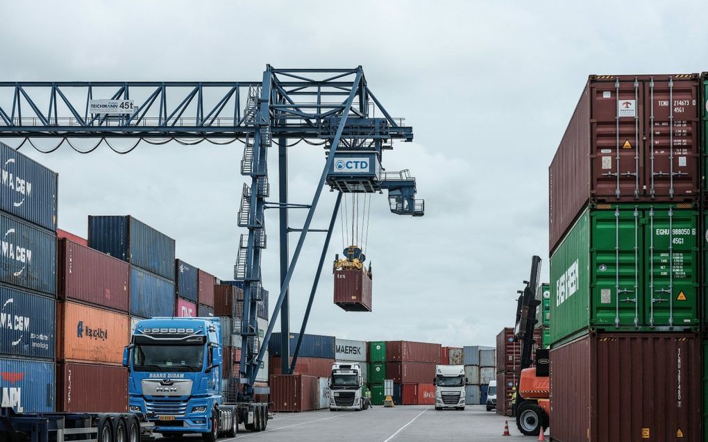 Drukte op het terrein van containerterminal CTD. beeld Jan Ruland van den Brink