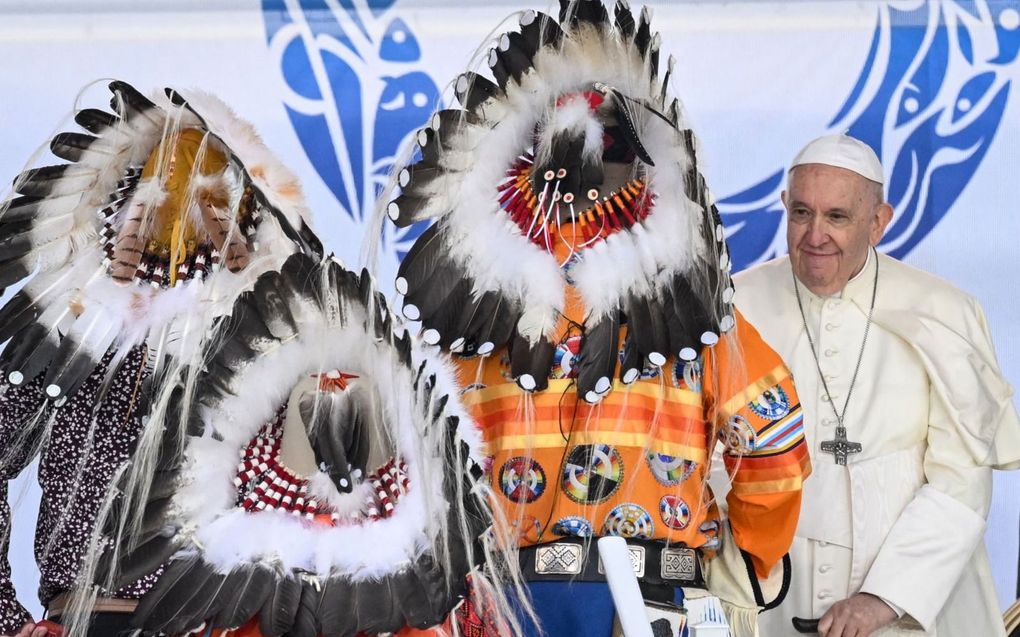 Paus Franciscus heeft maandag in Maskwacis in Canada vergeving gevraagd voor de manier waarop de Rooms-Katholieke Kerk met kinderen van de inheemse bevolking is omgegaan. beeld AFP, Patrick T. Fallon