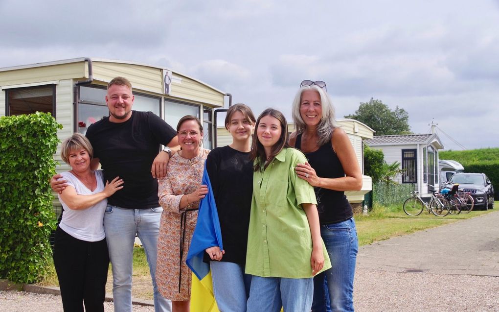 V.l.n.r.: Tatiana (een Oekraïense vluchteling), campingbaas Stephan van der Linden, vrijwilliger Meinie van den Berge, Vicky, Anastasia en vrijwilliger Manon Doornbos. beeld Van Scheyen Fotografie