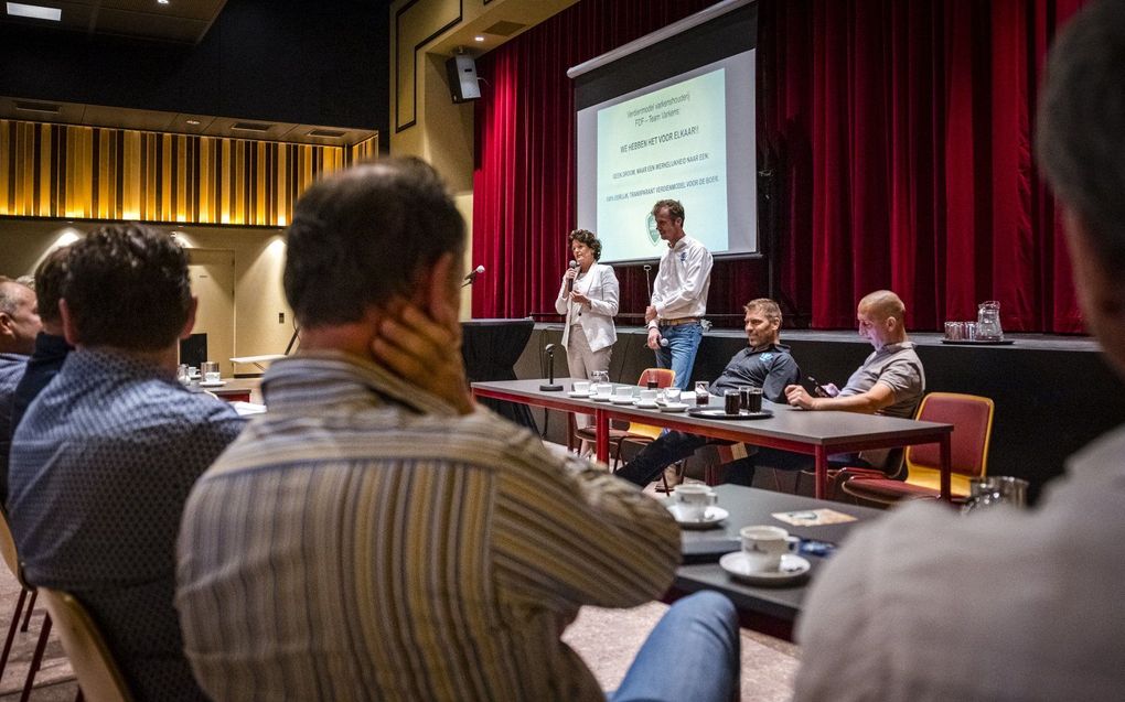 Het bestuur van Farmers Defence Force (FDF) tijdens een gesloten ledenbijeenkomst. De bijeenkomst richt zich onder andere op het keurmerk FarmerFriendly. De boerenactiegroep kwam in het nieuws omdat het het stikstofbeleid van het kabinet juridisch en via verschillende acties wil bestrijden. beeld ANP, Rob Engelaar