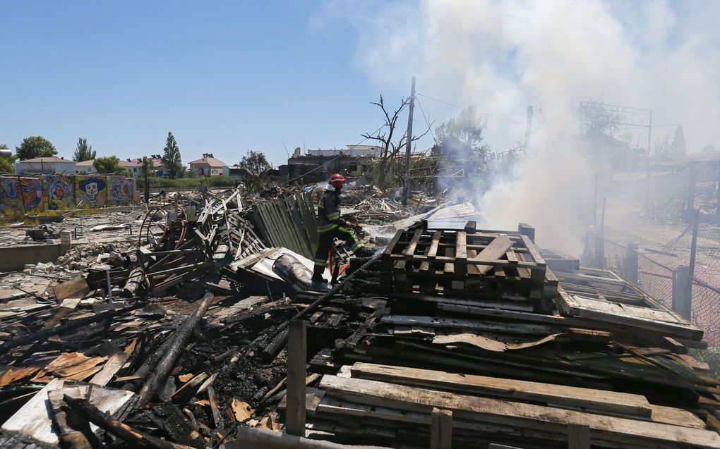 Oekraïense reddingswerkers blussen een brand op de plaats van een raketaanval in de regio Odesa, Oekraïne. beeld EPA, Stringer