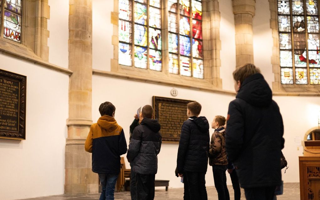 Ruim 800 kinderen van Goudse basisscholen bezochten achterliggende tijd de Sint Jan in Gouda om kennis op te doen van het religieus erfgoed. Dr. Winnie Verbeek was met haar studenten bij het project betrokken. beeld Stichting Goudse Sint Jan