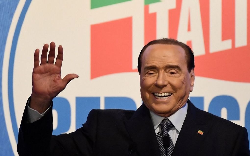 „Hallo, daar ben ik weer”, lijkt de vroegere Italiaanse premier Silvio Berlusconi te willen zeggen tijdens een bijeenkomst eerder dit jaar van zijn partij Forza Italia. Berlusconi, inmiddels 85 jaar oud, maakt zich op voor een comeback in de politiek. beeld AFP, Filippo Monteforte