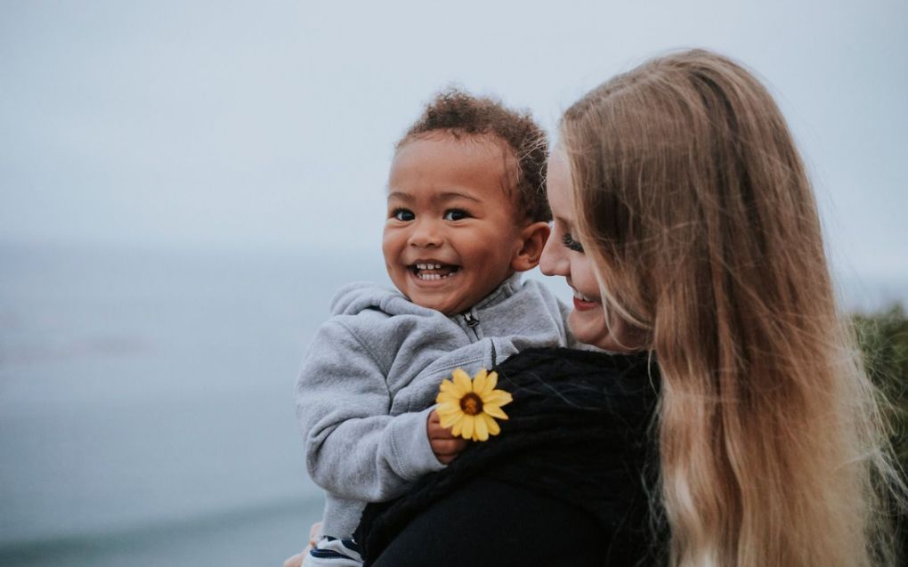 „Een vrouw kan bijvoorbeeld ondersteuning krijgen van een buddy. Dit is iemand die met een luisterend oor en/of praktische hulp bijstaat.” De vrouw op de foto heeft geen relatie tot het artikel. beeld iStock