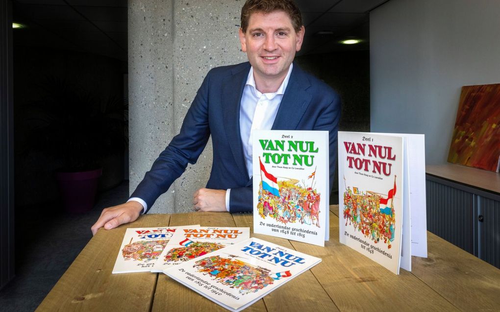 D66-fractievoorzitter Jan Paternotte met de stripboekenserie "Van nul tot nu".  beeld Henk Visscher