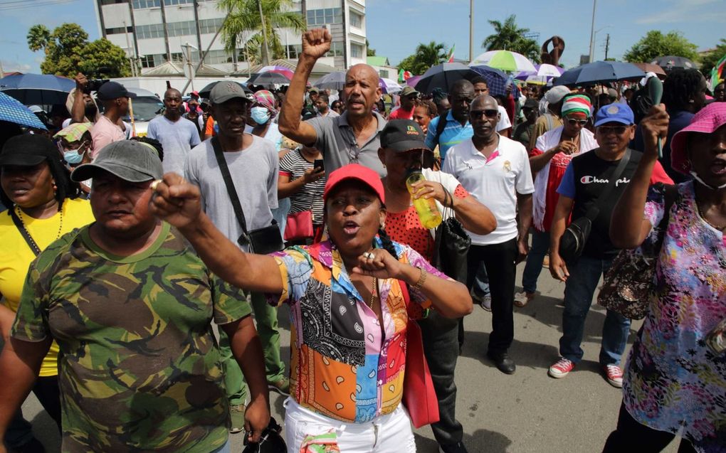 In Suriname gaan al langer dan een week  mensen de straat op gegaan om te protesteren tegen de regering van Chan Santokhi. beeld ANP, Ranu Abhelakh