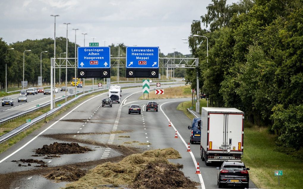 Voertuigen rijden langs hooi dat door boeren op de A28 gedumpt is. Boerenactivisten demonstreren op meerdere plekken in het land tegen het stikstofbeleid van het kabinet. beeld ANP, Sem van der Wal