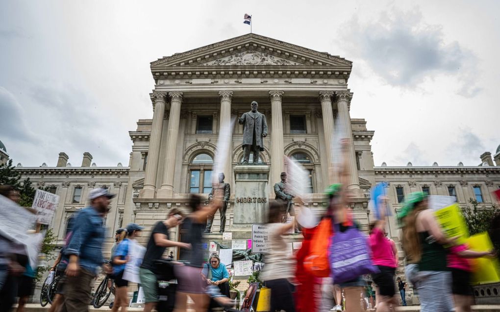 Voorstanders van abortus hielden maandag voor het parlementsgebouw in de stad Indianapolis een protestmars. Ze eisten dat vrouwen zelf mogen beslissen over abortus. beeld AFP, Jon Cherry