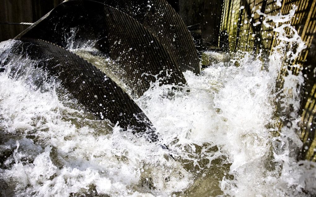 Het gemaal de Aanvoerder in de Leidsche Rijn is in werking gezet. Het is droog in Nederland en de zoetwateraanvoer is laag. Het gemaal de Aanvoerder pompt zoetwater uit het Amsterdam-Rijnkanaal naar het westen van Nederland. beeld ANP, Ramon van Flymen