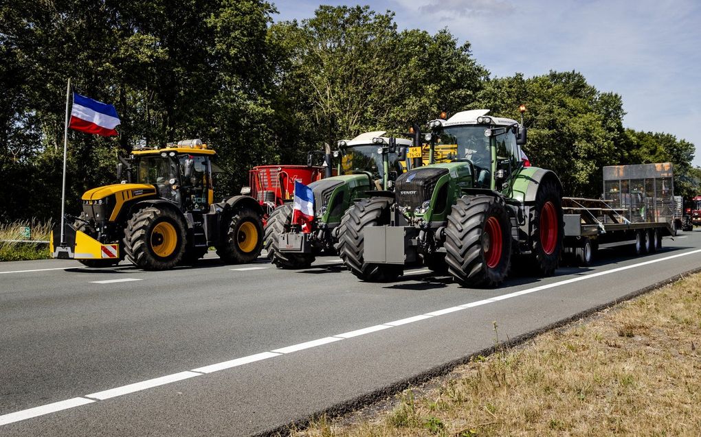 Trekkers rijden op de A35 ter hoogte van Almelo in de richting van Enschede. Door de langzaam rijdende landbouwvoertuigen is er vertraging. De afgelopen dagen zijn veel boerenprotesten waarbij trekkers langzaam reden op snelwegen of snelwegen blokkeerden om te protesteren tegen de stikstofplannen van het kabinet. beeld ANP, Sem van der Wal