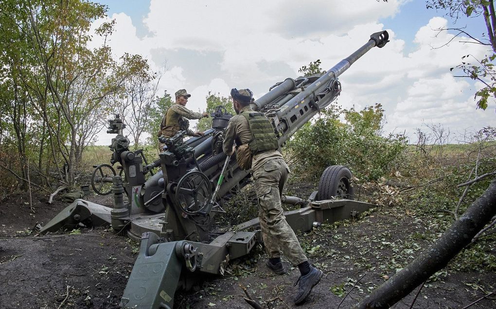 Oekraïense militairen brengen een Amerikaanse houwitser in stelling. beeld EPA, Sergej Kozlov
