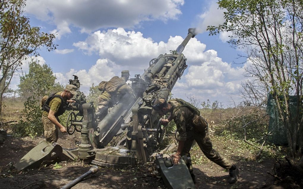 Oekraïense militairen vuren donderdag artilleriegranaten af in de omgeving van Kharkiv. Volgens Rusland zal de inzet van westerse wapens geen verschil maken voor de uitkomst van de oorlog. beeld EPA, Sergei Kozlov