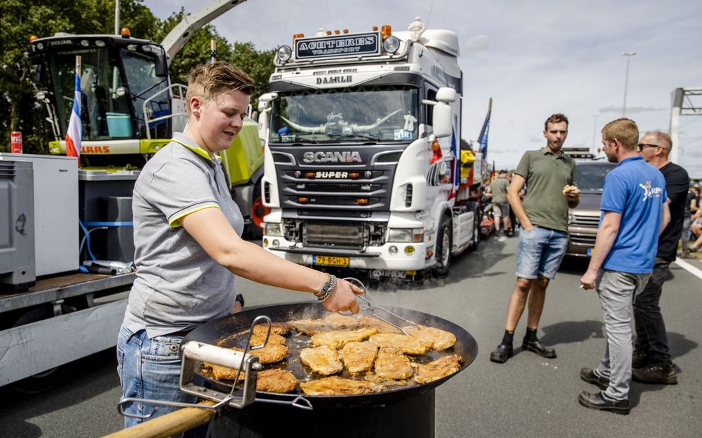 Boeren blokkeren de snelweg ter hoogte van knooppunt Azelo. De actievoerders zijn gaan barbecueën. beeld ANP, Sem van der Wal