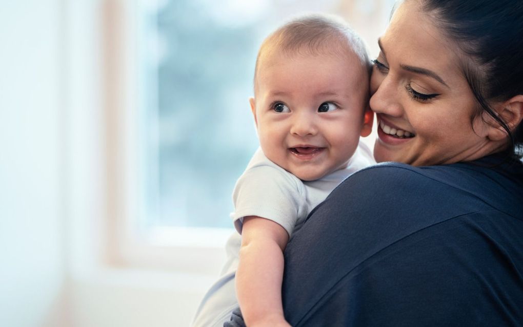 Het aantal opleidingsplekken voor verloskundigen moet omhoog, vinden de KNOV en de SOV. beeld iStock