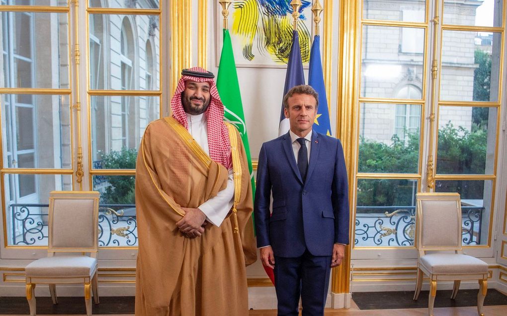 Mohammed bin Salman al-Saud l.) te gast bij de Franse president Emmanuel Macron. beeld AFP, Bandar AL-JALOUD