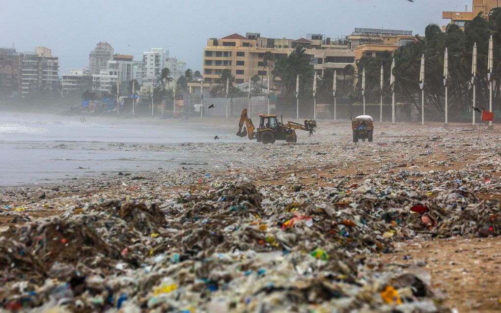 „Industriële landbouw heeft –evenals veel industrieën– verwoestend gewerkt op de natuur, die nog altijd Gods Schepping is.” Foto: afval op het strand in Mumbai, India. beeld EPA, Divyakant Solanki