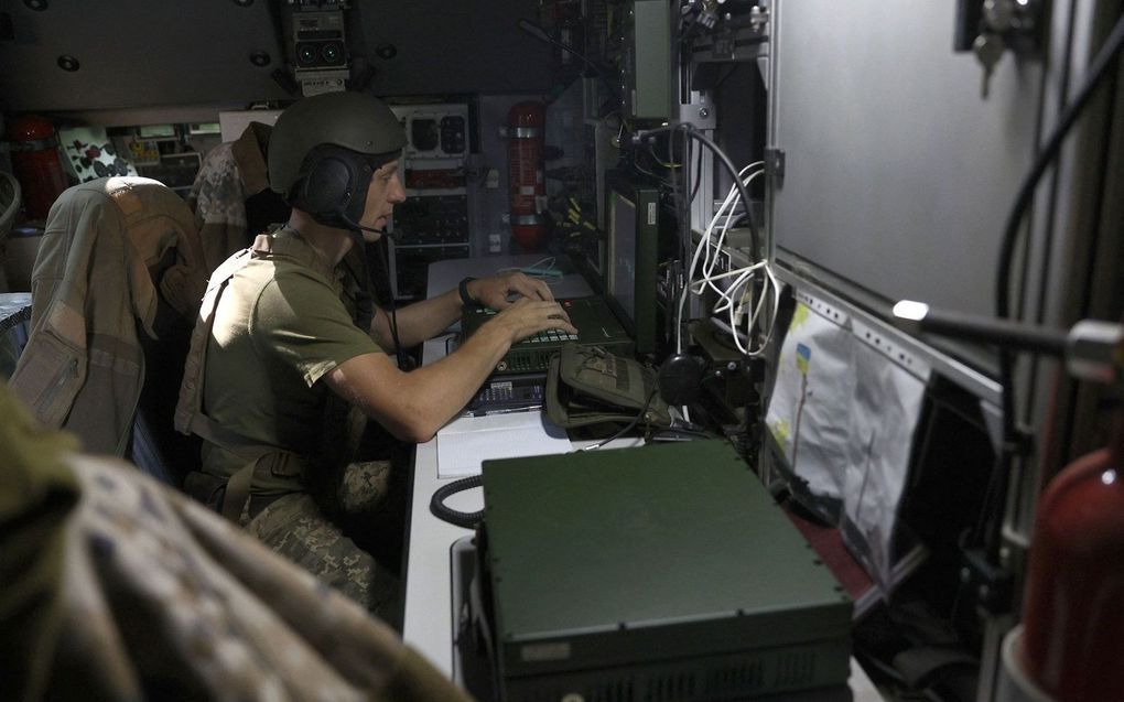 Een Oekraïense soldaat op een frontlinie in de Oekraïense regio Donetsk. beeld AFP, Anatolii Stepanov