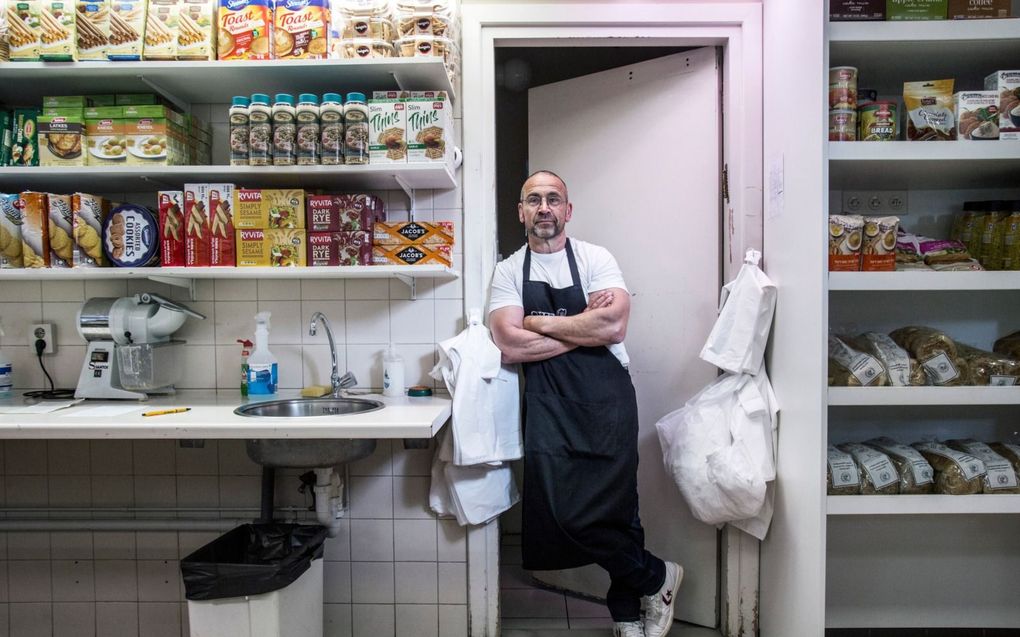 Michiel Cornelissen is sinds enkele jaren eigenaar van Mouwes Koshere Delicatessen, een winkel met een geschidenis van meer dan tweehonderd jaar. beeld Eran Oppenheimer