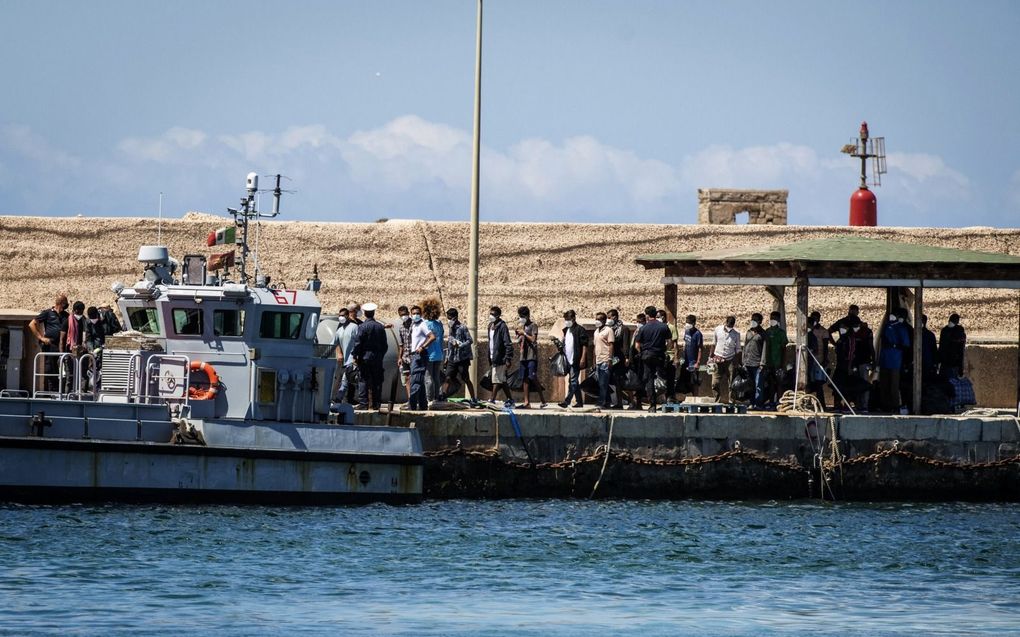 Migranten komen 11 juli aan op de zogenaamde hotspot op op de noordpunt van Lampedusa. beeld AFP, Alessandro Serrano