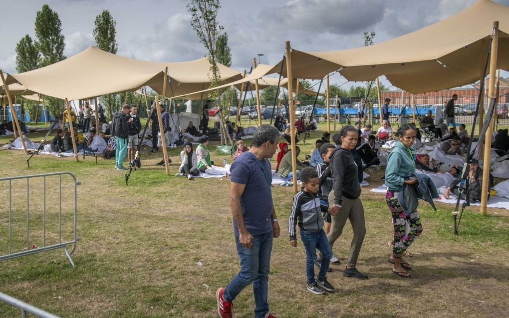 Asielzoekers bij het aanmeldcentrum. Bij Ter Apel was het de afgelopen tijd zo druk is dat er zelfs mensen in de buitenlucht moesten slapen.  beeld ANP, Jilmer Postma 
