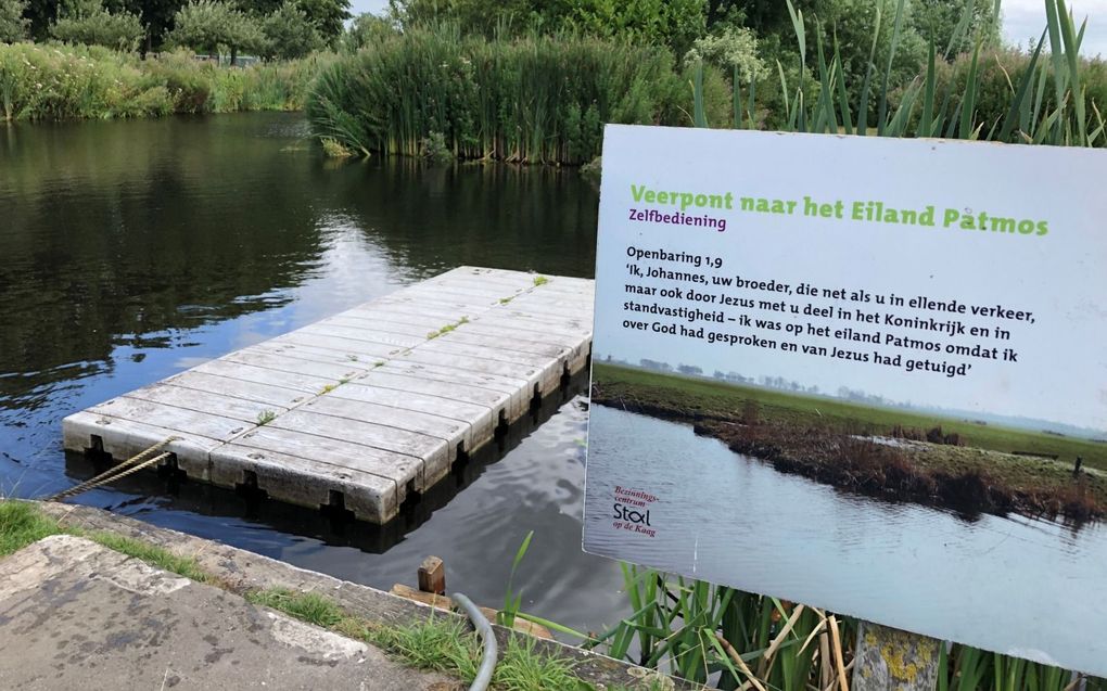 Op het Zuid-Hollandse eiland Kaag biedt een vlot de mogelijkheid een sloot over te steken naar het mini-eilandje Patmos. beeld RD