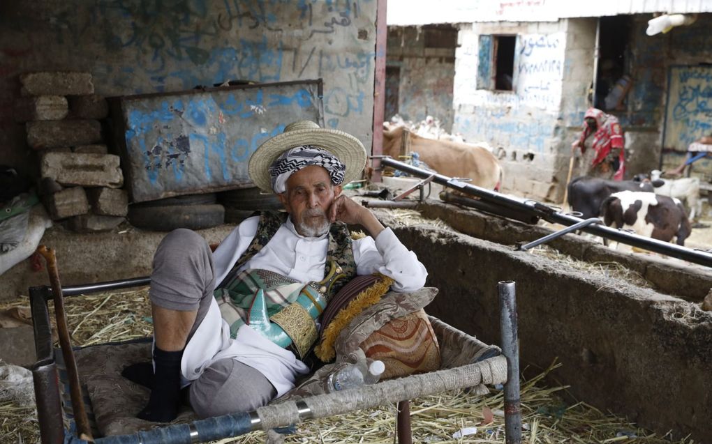 Ouderen in Sanaa, Jemen. beeld EPA, Yahya Arhab