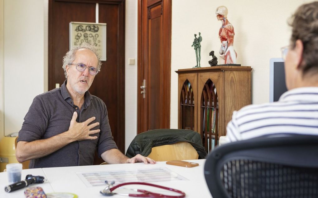 Huisartsen hebben vaker korte gesprekken met patiënten in vergelijking met pre-corona. beeld ANP, Studio Oostrum