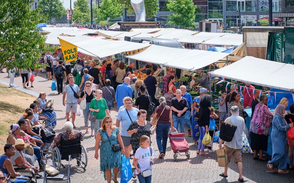 Marktkooplui merken dat het drukker is geworden. Foto: Drukte bij kramen op de Binnenrotte. beeld Roel Dijkstra Fotografie, Fred Libochant